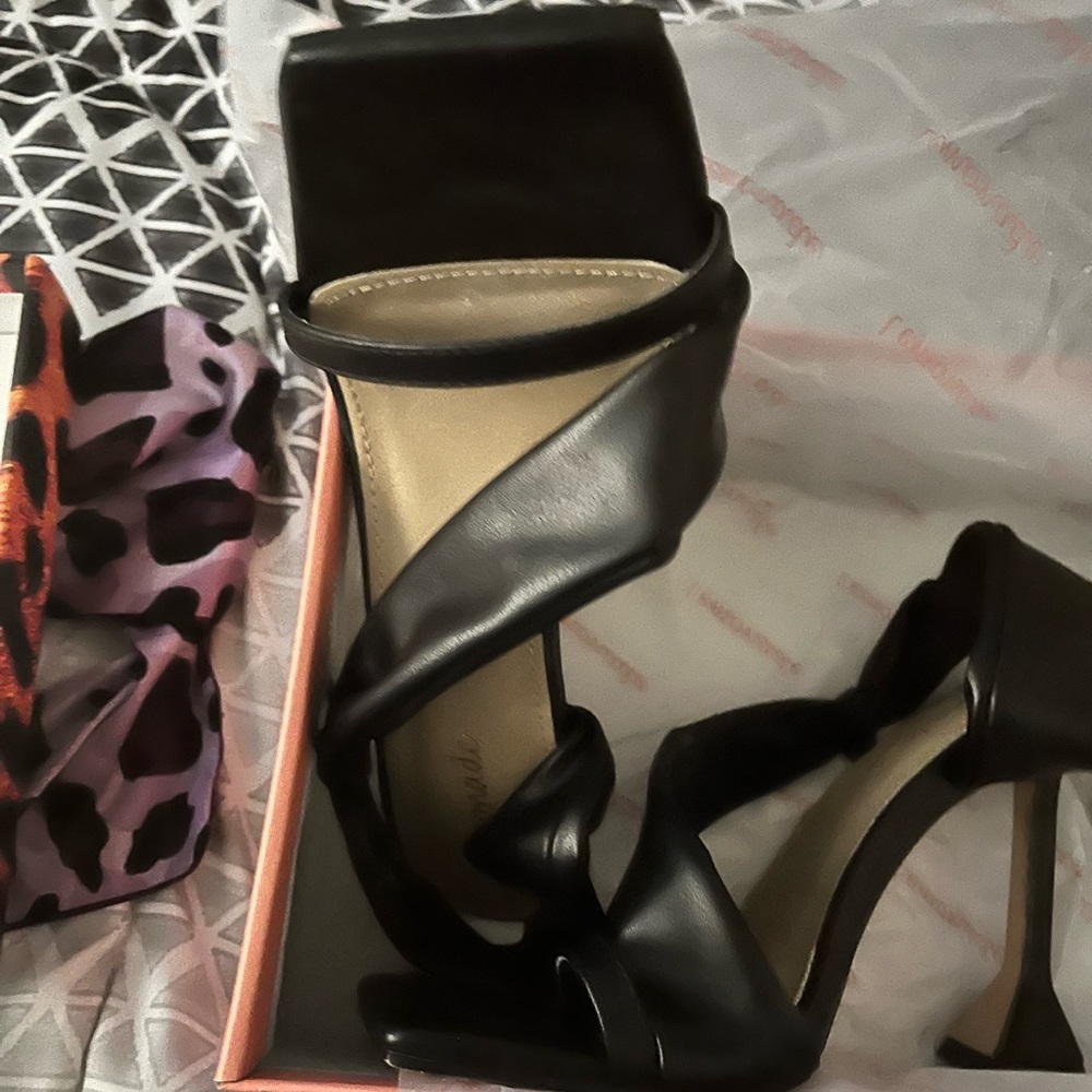 Selling a pair of lemonade shoes